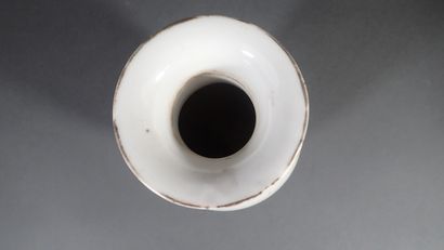 Vase balustre en porcelaine polychrome à...