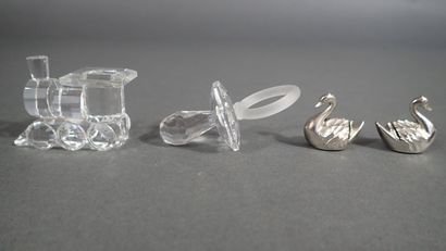 Mannette comprenant : 
- Lot de 11 figurines...