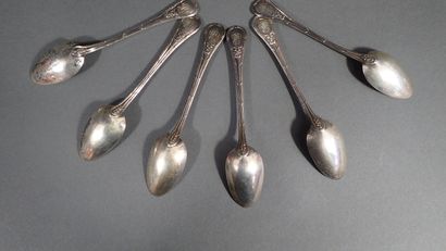 Douze cuillères à dessert en argent, modèle...