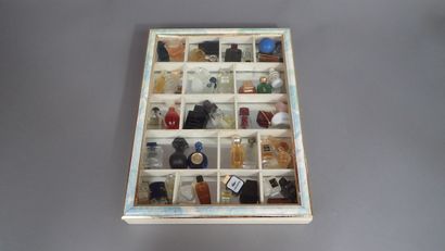 Lot de miniatures de parfums en vitrine dont...