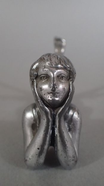 Femme allongée sur le ventre, pensive. Element...
