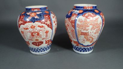 Paire de vases balustres en porcelaine imari...