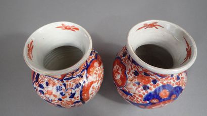 Suite de deux vases balustres côtelés en...