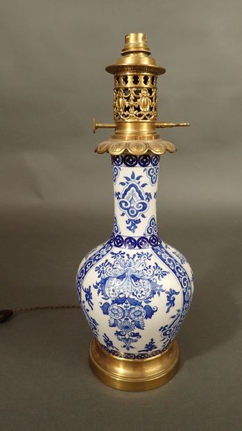 Vase de forme balustre en porcelaine blanc...