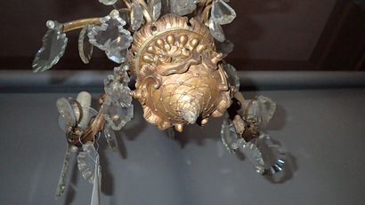 Lustre en bronze et pampilles de cristal...