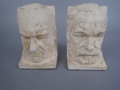 Paire de serre livres en plâtre représentant...