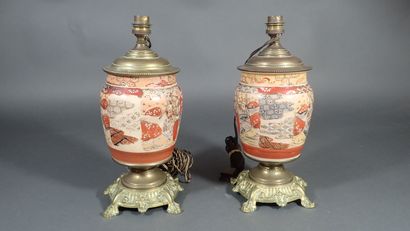 Paire de vases en porcelaine de Satsuma montés...