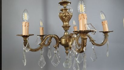 Lustre en bronze doré à pampille à cinq bras...