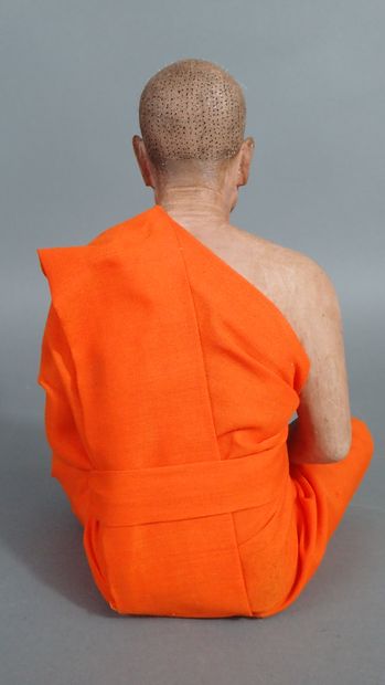 Sujet en résine peinte figurant un moine...
