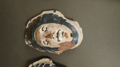 NEVERS. Mascarons de pot à oranger en forme...