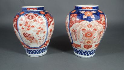Paire de vases balustres en porcelaine imari...