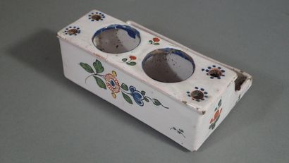 Lot de quatre encriers en faïence polychrome...