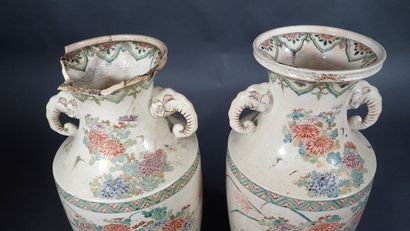 Paire de vases en porcelaine à décor polychrome...