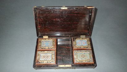 Coffret de jeux en placage de noyer, l'intérieur...