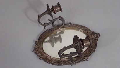 Miroir en bronze à patine brune à riche décor...
