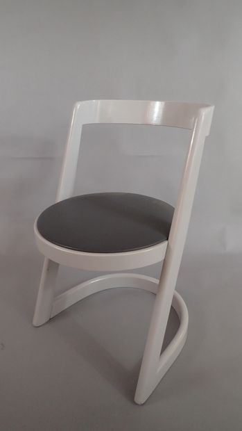 BAUMANN. Ensemble de six chaises, modèle...