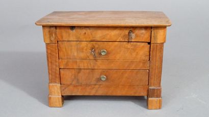 Commode de maîtrise en noyer ouvrant à deux...