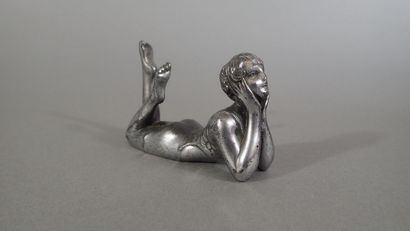 Femme allongée sur le ventre, pensive. Element...