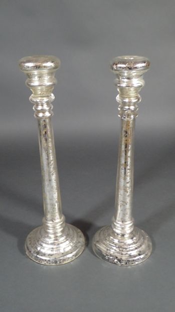 Paire de grands bougeoirs en verre églomisé,...