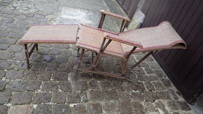 Chaise longue en rotin en partie teinté rouge,...
