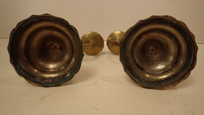 Paire de bougeoirs en laiton à deux bras...