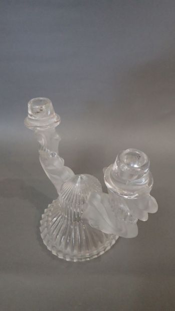 Bougeoir en verre moulé à deux bras de lumière,...