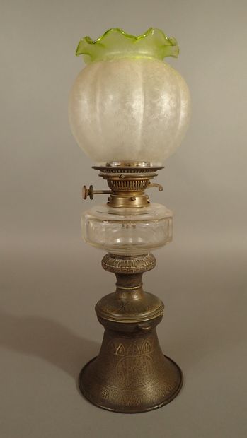 Grande lampe à pétrole avec son globe en...