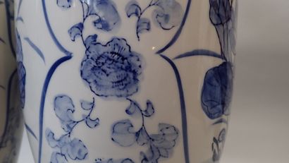Paire de vases balustres dans le goût de...