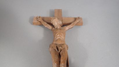 Ensemble de deux crucifix en bois sculpté....