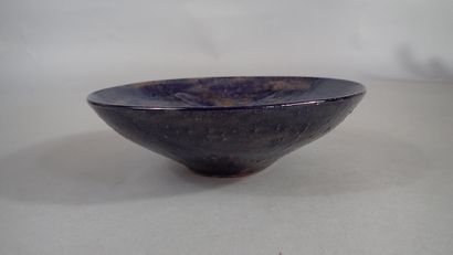 Coupe en terre vernissée bleu nuit à décor...
