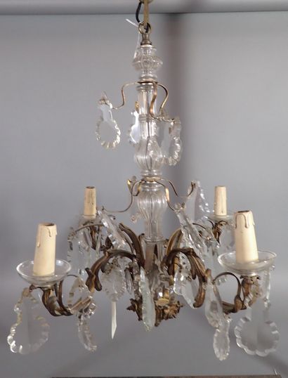 Lustre en bronze et pampilles de cristal...