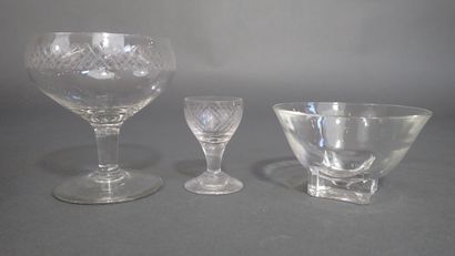 Lot de verres comprenant dix coupes à champagne...