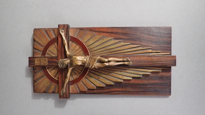 Crucifix en bronze patiné sur fond rayonnant....