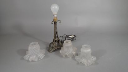 Pied de lampe en fer forgé avec applicationde...
