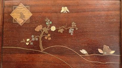 Table gigogne en noyer sculpté avec un plateau...