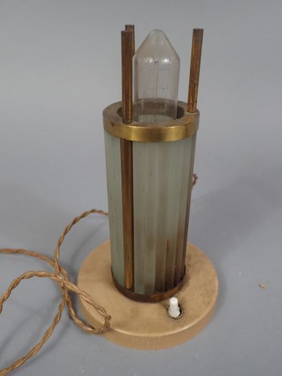Deux pieds de lampe. Un en bronze ciselé...