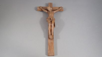 Ensemble de deux crucifix en bois sculpté....