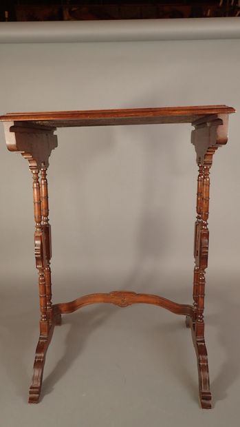 Table gigogne en noyer sculpté avec un plateau...