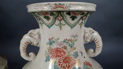 Paire de vases en porcelaine à décor polychrome...