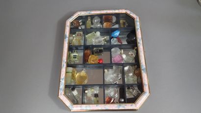Lot de miniatures de parfums en vitrine dont...