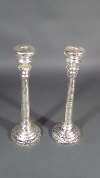 Paire de grands bougeoirs en verre églomisé,...