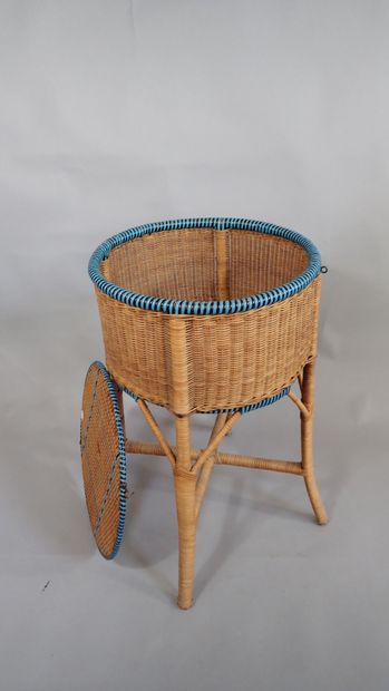 Panier à ouvrage de forme tambour reposant...