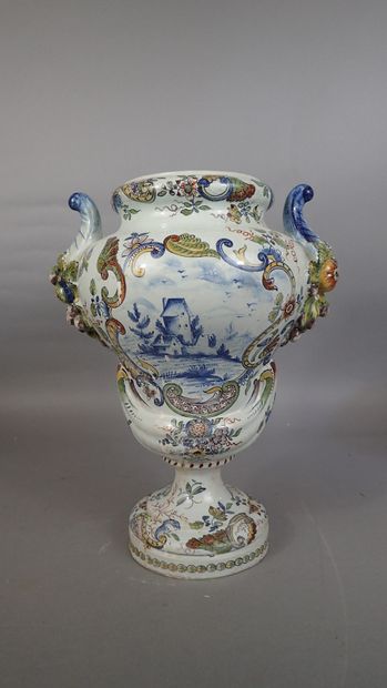 DESVRES, attribué à. Important vase couvert...