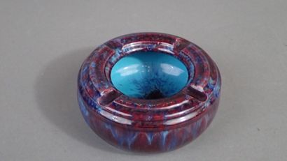 D. LARCHER. Cendrier en grès flammé bordeaux...