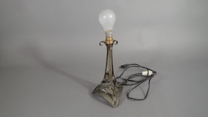 Pied de lampe en fer forgé avec applicationde...