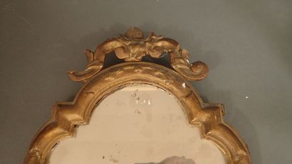 *Miroir de style baroque formant porte-lumière...