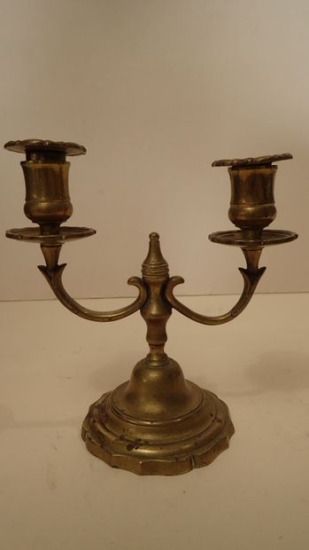 Paire de bougeoirs en laiton à deux bras...