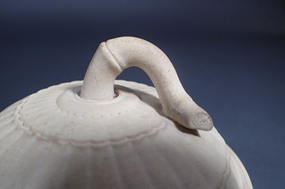 WEDGWOOD. Petit pot couvert en biscuit beige...