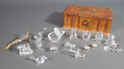 Mannette comprenant : 
- Lot de 11 figurines...