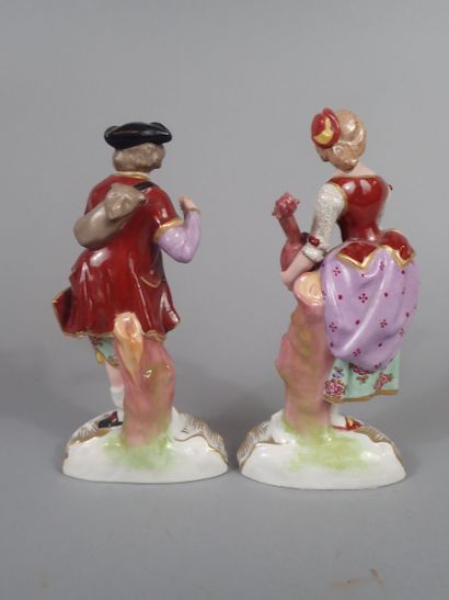 Paire de sujets en porcelaine polychrome...